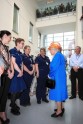 Karaliene Elizabete II slimnīcā apciemo Mančestras teroraktā ievainotos - 1