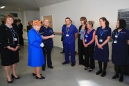 Karaliene Elizabete II slimnīcā apciemo Mančestras teroraktā ievainotos - 2