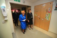 Karaliene Elizabete II slimnīcā apciemo Mančestras teroraktā ievainotos - 3
