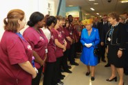 Karaliene Elizabete II slimnīcā apciemo Mančestras teroraktā ievainotos - 4