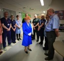 Karaliene Elizabete II slimnīcā apciemo Mančestras teroraktā ievainotos - 6