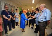 Karaliene Elizabete II slimnīcā apciemo Mančestras teroraktā ievainotos - 7