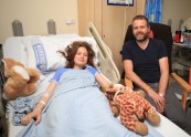 Karaliene Elizabete II slimnīcā apciemo Mančestras teroraktā ievainotos - 10
