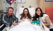 Karaliene Elizabete II slimnīcā apciemo Mančestras teroraktā ievainotos - 11