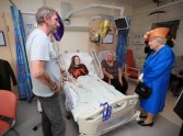 Karaliene Elizabete II slimnīcā apciemo Mančestras teroraktā ievainotos - 12