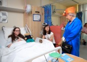 Karaliene Elizabete II slimnīcā apciemo Mančestras teroraktā ievainotos - 14