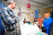 Karaliene Elizabete II slimnīcā apciemo Mančestras teroraktā ievainotos - 15