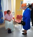 Karaliene Elizabete II slimnīcā apciemo Mančestras teroraktā ievainotos - 16