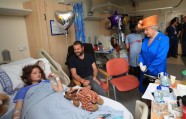 Karaliene Elizabete II slimnīcā apciemo Mančestras teroraktā ievainotos - 18