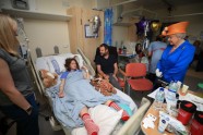 Karaliene Elizabete II slimnīcā apciemo Mančestras teroraktā ievainotos - 19