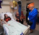Karaliene Elizabete II slimnīcā apciemo Mančestras teroraktā ievainotos - 20