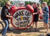 Pasaulē protestē pret ASV izstāšanos no Parīzes klimata līguma - 9
