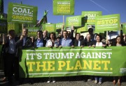 Pasaulē protestē pret ASV izstāšanos no Parīzes klimata līguma - 16