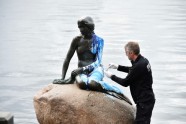 Kopenhāgenas nāriņas skulptūra nokrāsota zilā krāsā - 2