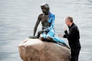 Kopenhāgenas nāriņas skulptūra nokrāsota zilā krāsā - 4
