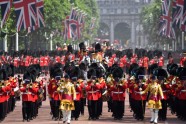 Krāsu maršs Londonā par godu karalienei Elizabetei II