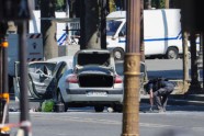 Elizejas laukos policijas busiņā ietriecas automašīna - 13