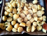 Cepti jaunie kartupeļi ar kraukšķīgu garoziņu un ķiploku mērci - 1