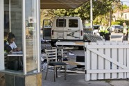 Mikroautobuss Losandželosā ietriecas āra kafejnīcā - 5