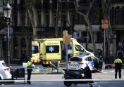 Mikroautobuss ietriecas cilvēkos Barselonā - 1