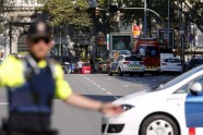 Mikroautobuss ietriecas cilvēkos Barselonā - 2