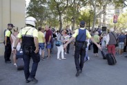 Mikroautobuss ietriecas cilvēkos Barselonā - 11