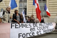 Karavīru sievas un atbalstītāji protesta akcijā Parīzē - 2