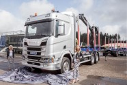 Latvijā prezentēts jaunās paaudzes 'Scania' kokvedējs - 20