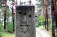 Piemiņas brīdis Nacisma upuru piemiņas memoriālā Rumbulā - 23