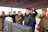 Ziemeļkorejā gavilē par raķetes "Hwasong-12" izmēģinājumu - 15