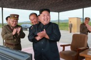 Ziemeļkorejā gavilē par raķetes "Hwasong-12" izmēģinājumu - 16