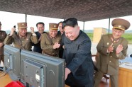 Ziemeļkorejā gavilē par raķetes "Hwasong-12" izmēģinājumu - 17