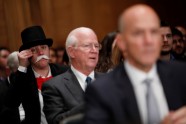 'Monopola' vīriņa tērpā saģērbusies kundze 'fotobombē' ASV Senāta komisijas sēdi - 2
