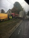 Bišumuižā kravas auto nobloķē tramvaja sliedes - 2