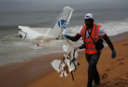 Pie Kotdivuāras krastiem jūrā iegāzusies lidmašīna