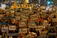 Kataloņi protestē pret separātistu līderu apcietināšanu - 3