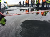 Foto: Rīgas ostā mācās likvidēt ķīmisku vielu avārijas sekas - 11