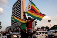 Zimbabvē gavilē par Mugabes atkāpšanos - 1