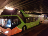 Berlīnē neapdomīgs šoferis norauj autobusam jumtu - 6