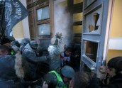 Saakašvili atbalstītāji mēģina ieņemt Kijevas Oktobra pili - 6