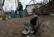 Ukrainas karavīri inspicē Krievijas apšaudīto Novolohanskes ciemu - 2