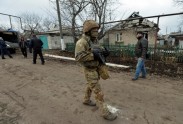 Ukrainas karavīri inspicē Krievijas apšaudīto Novolohanskes ciemu - 3