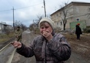Ukrainas karavīri inspicē Krievijas apšaudīto Novolohanskes ciemu - 4