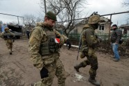 Ukrainas karavīri inspicē Krievijas apšaudīto Novolohanskes ciemu - 7