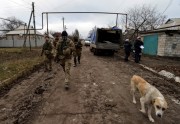 Ukrainas karavīri inspicē Krievijas apšaudīto Novolohanskes ciemu - 8