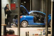 Vācijas sociāldemokrātu mītnē ietriekusies automašīna - 3