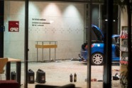 Vācijas sociāldemokrātu mītnē ietriekusies automašīna - 15