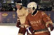 Vladimirs Putins spēlē hokeju - 4