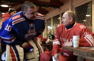 Vladimirs Putins spēlē hokeju - 5