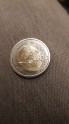 Divu eiro monēta ar defektu